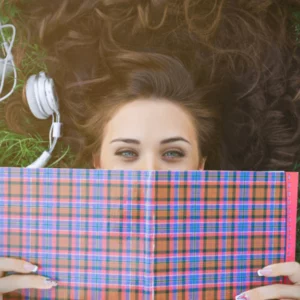 Étudiante révisant en extérieur pendant ses vacances d’été