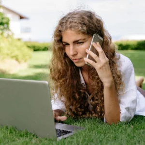 Étudiante sur son ordinateur en été, suivant une formation à distance ENACO pendant le mois d’août.